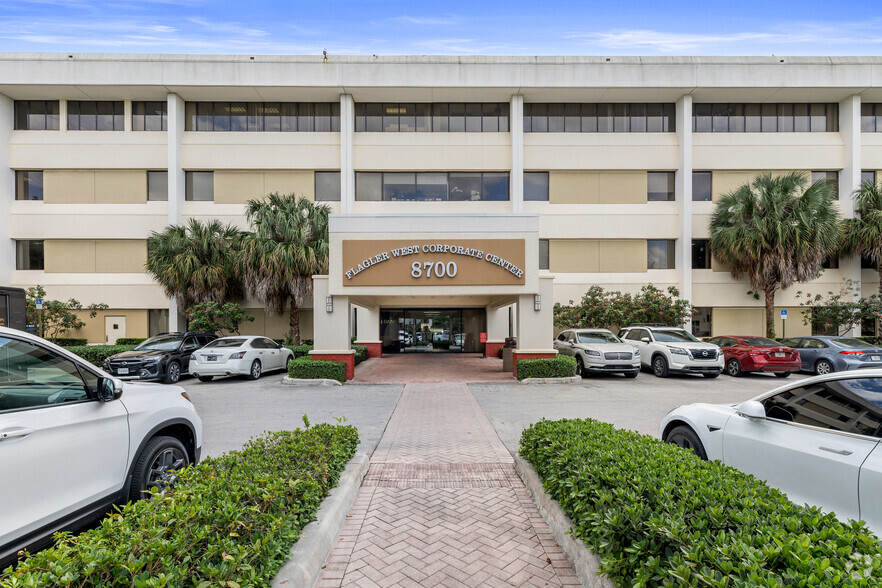 8700 W Flagler St, Miami, FL for lease - Building Photo - Image 1 of 22