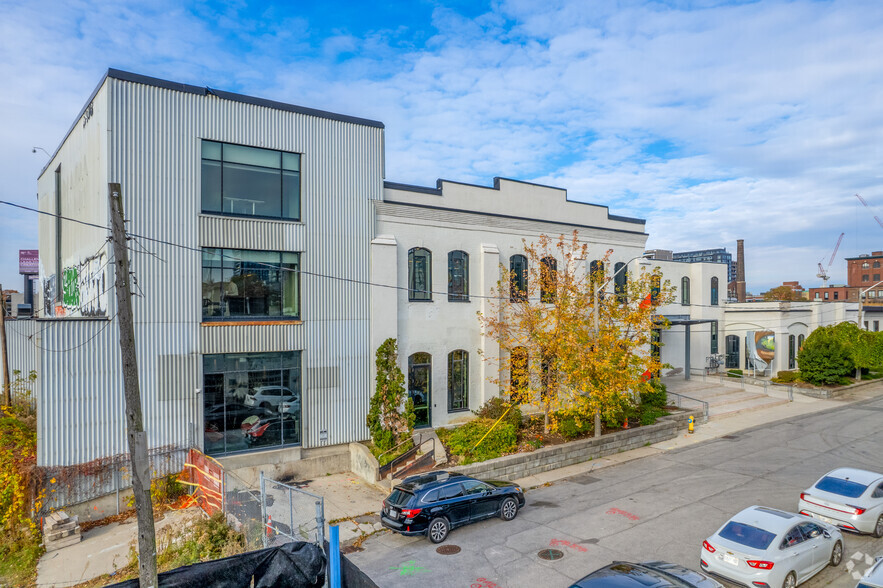 2 Fraser Ave, Toronto, ON for lease - Primary Photo - Image 1 of 6