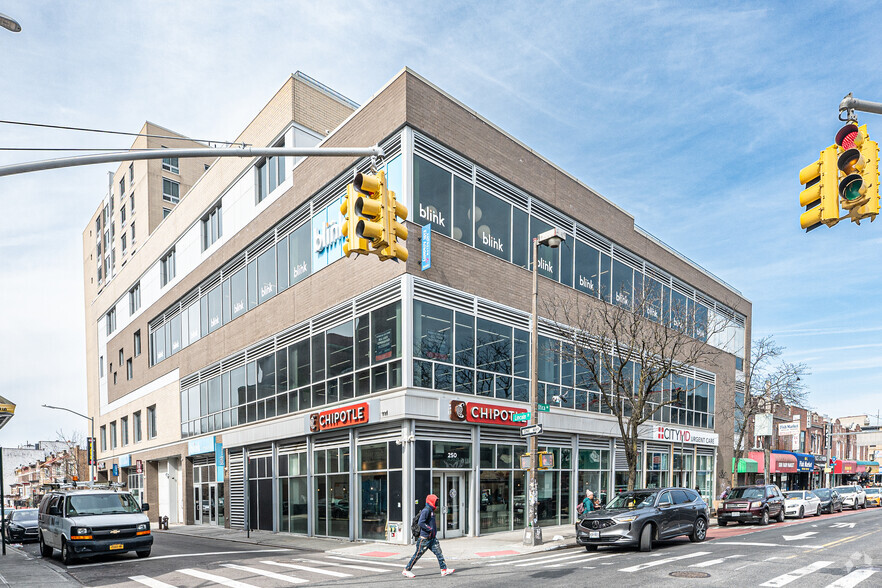 250 Utica Ave, Brooklyn, NY for lease - Primary Photo - Image 1 of 9