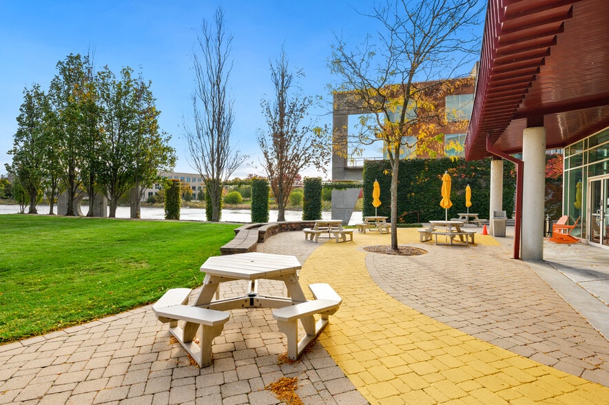 275 N Field Dr, Lake Forest, IL for lease - Building Photo - Image 3 of 9