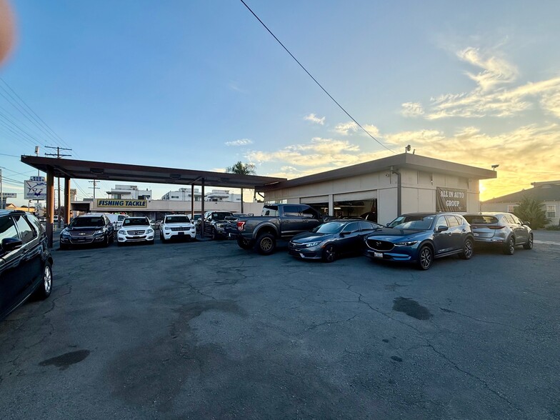 15336 Vanowen St, Van Nuys, CA for lease - Building Photo - Image 1 of 11