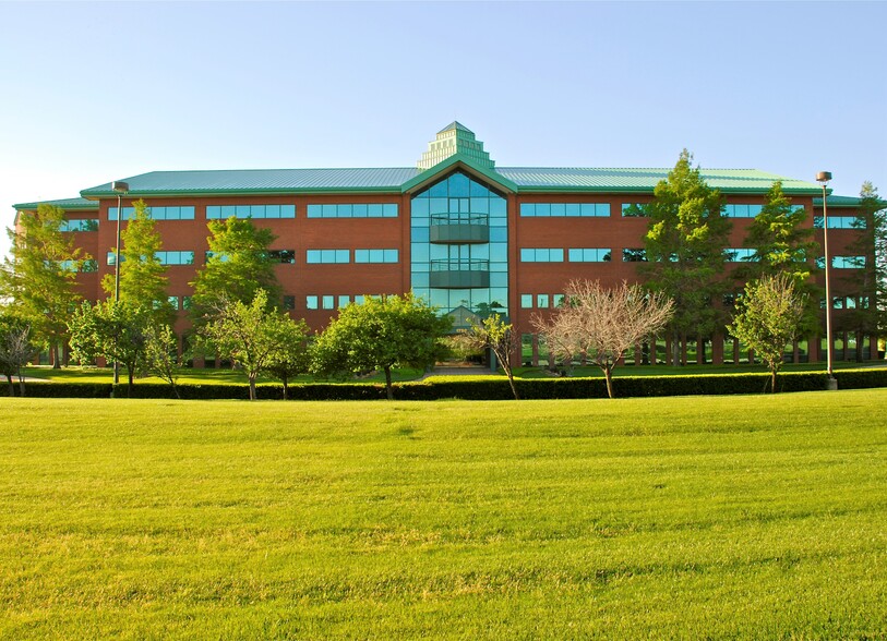 1750 Valley View Ln, Farmers Branch, TX for lease - Building Photo - Image 1 of 10