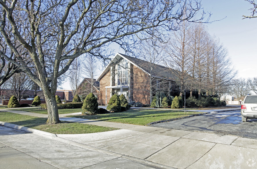 17901 Collinson Ave, Eastpointe, MI for sale - Primary Photo - Image 1 of 3