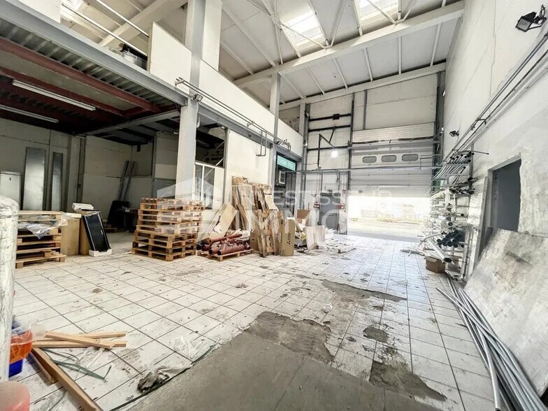 Flex in Lisses for lease - Interior Photo - Image 2 of 7