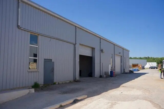 Flex in Brignoles for lease Building Photo- Image 1 of 12