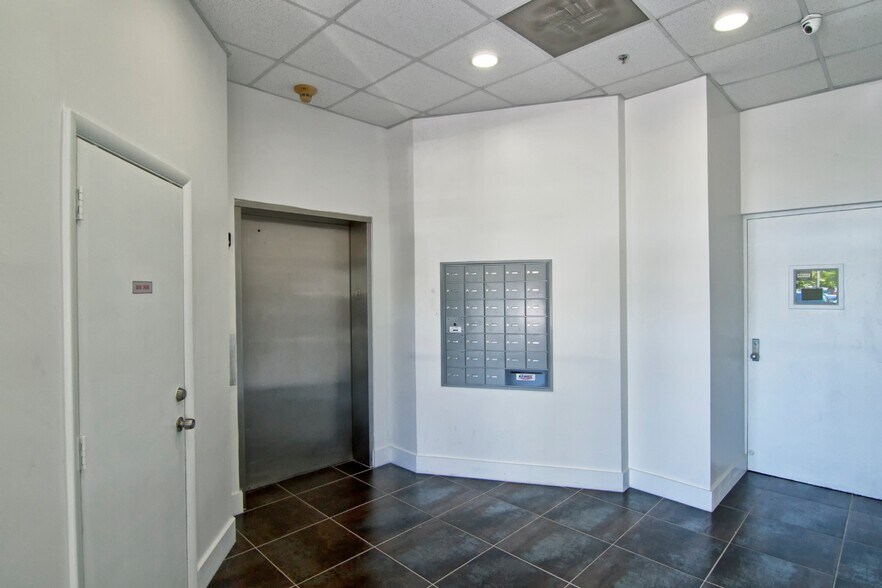 11915-11975 S Dixie Hwy, Pinecrest, FL for lease - Lobby - Image 3 of 8