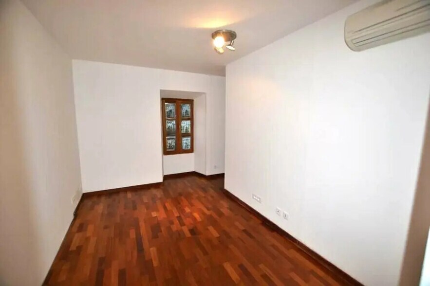 Flex in Valbonne for lease - Interior Photo - Image 3 of 4