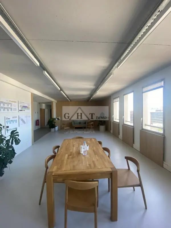 Office in Montreuil for sale Interior Photo- Image 1 of 7