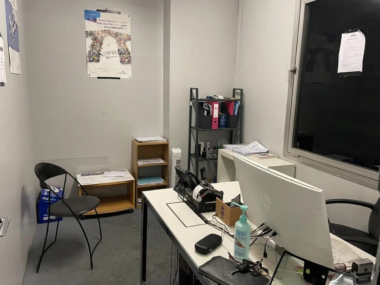 Flex in Courbevoie for lease - Building Photo - Image 2 of 6