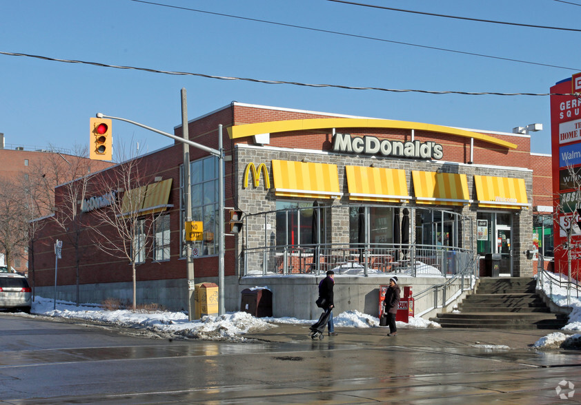 1000 Gerrard St, Toronto, ON for lease - Primary Photo - Image 2 of 2