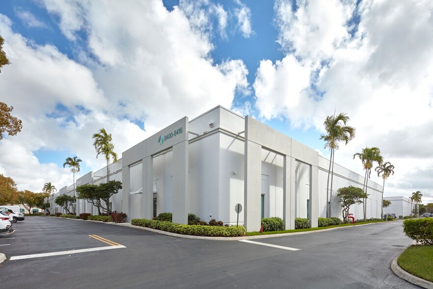 8400-8416 NW 17th St, Miami, FL for lease - Building Photo - Image 2 of 3