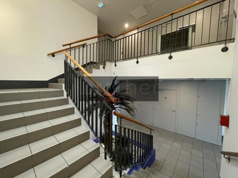 Office in Pessac for lease - Lobby - Image 3 of 6