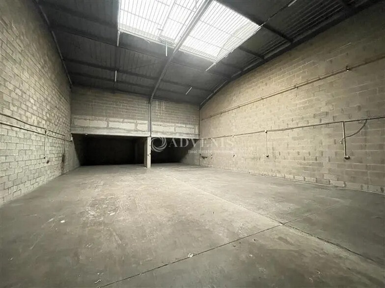 Flex in Le Thillay for lease - Building Photo - Image 3 of 12