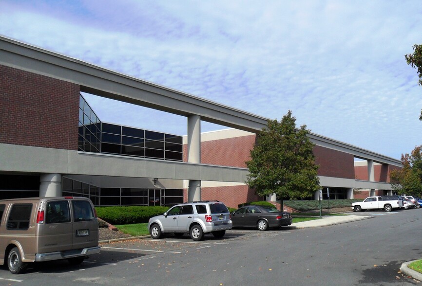 32 Commerce Ct, Cranbury, NJ for lease - Building Photo - Image 2 of 7
