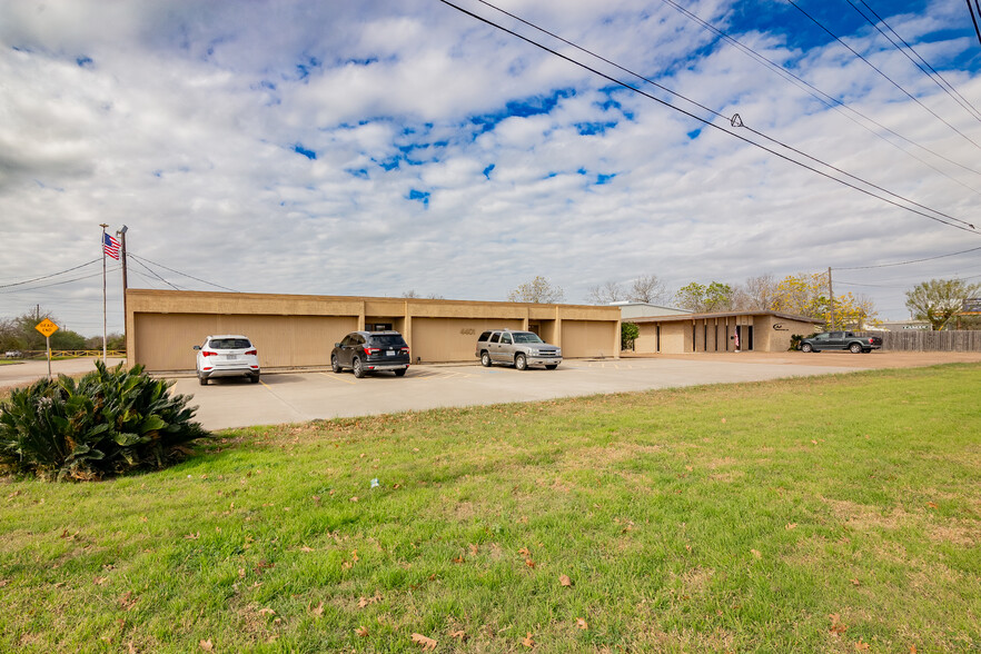 4401-4404 N Main St, Victoria, TX for sale - Primary Photo - Image 1 of 33