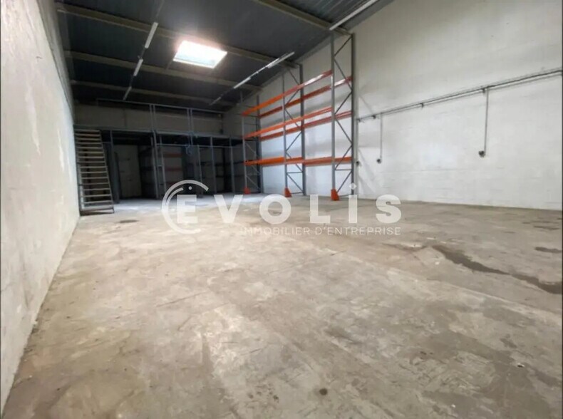 4 Route De Longjumeau, Chilly-Mazarin for lease - Interior Photo - Image 2 of 14