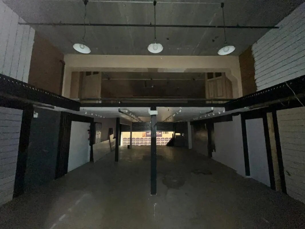 Retail in Vélizy-Villacoublay for lease Building Photo- Image 1 of 8