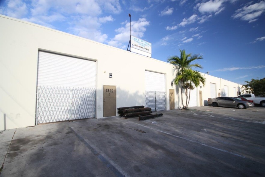 702 14th Ave S, Lake Worth, FL for lease - Primary Photo - Image 1 of 7