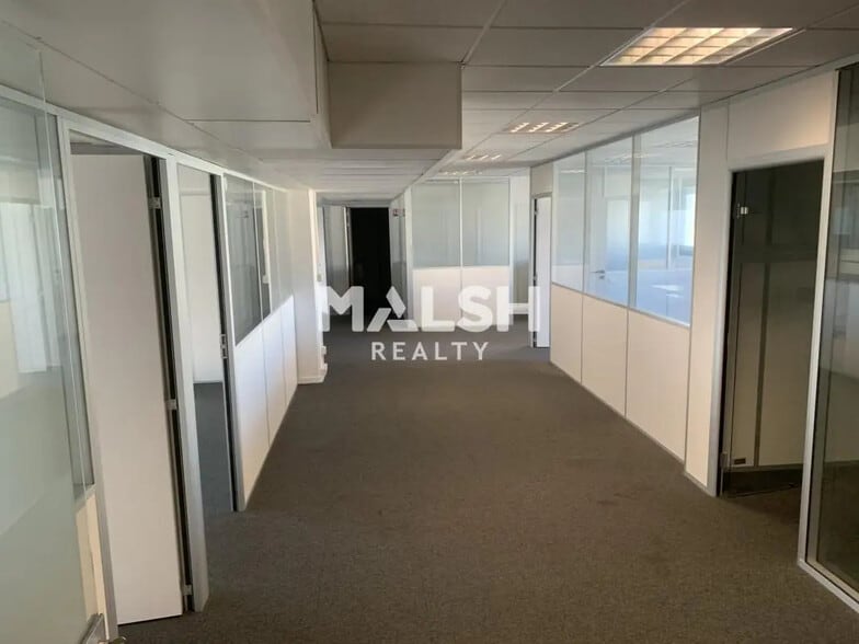 Office in Lyon for lease - Interior Photo - Image 2 of 8