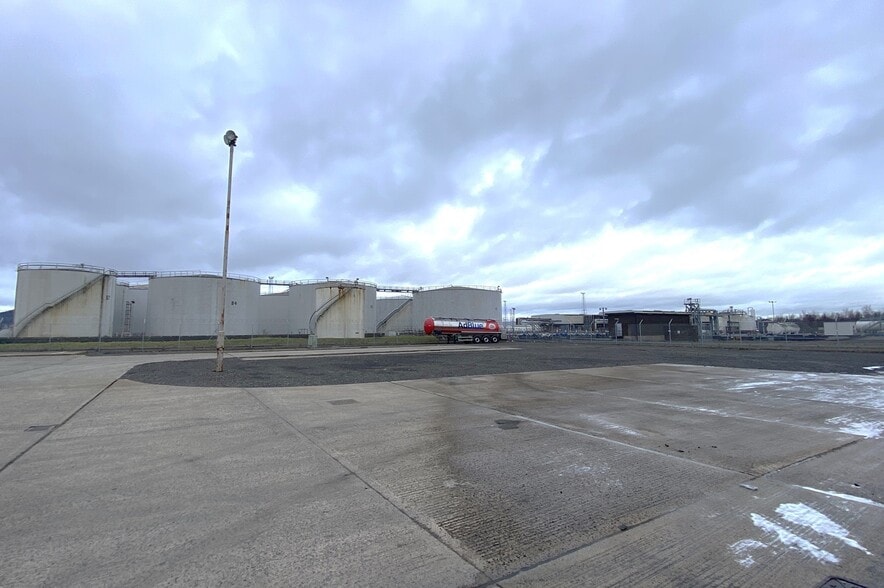 111 Airport Rd W, Belfast for lease - Primary Photo - Image 1 of 1