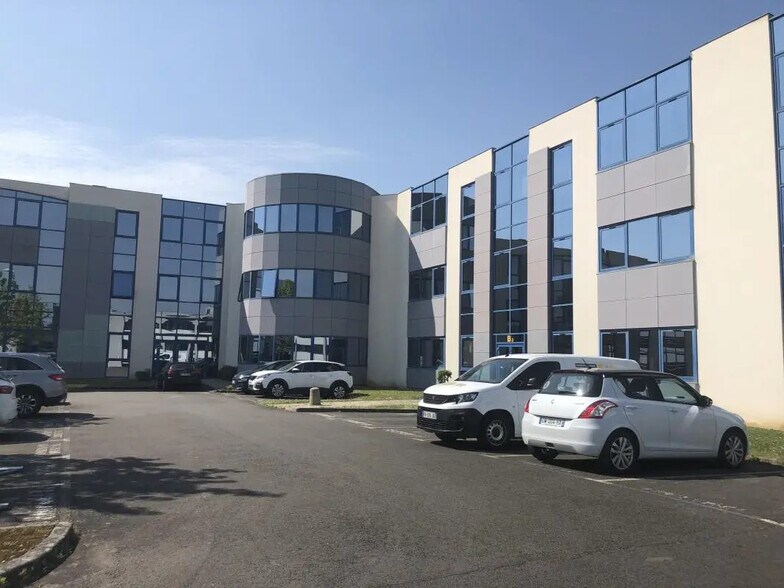 Office in Saint-Grégoire for lease - Building Photo - Image 2 of 4