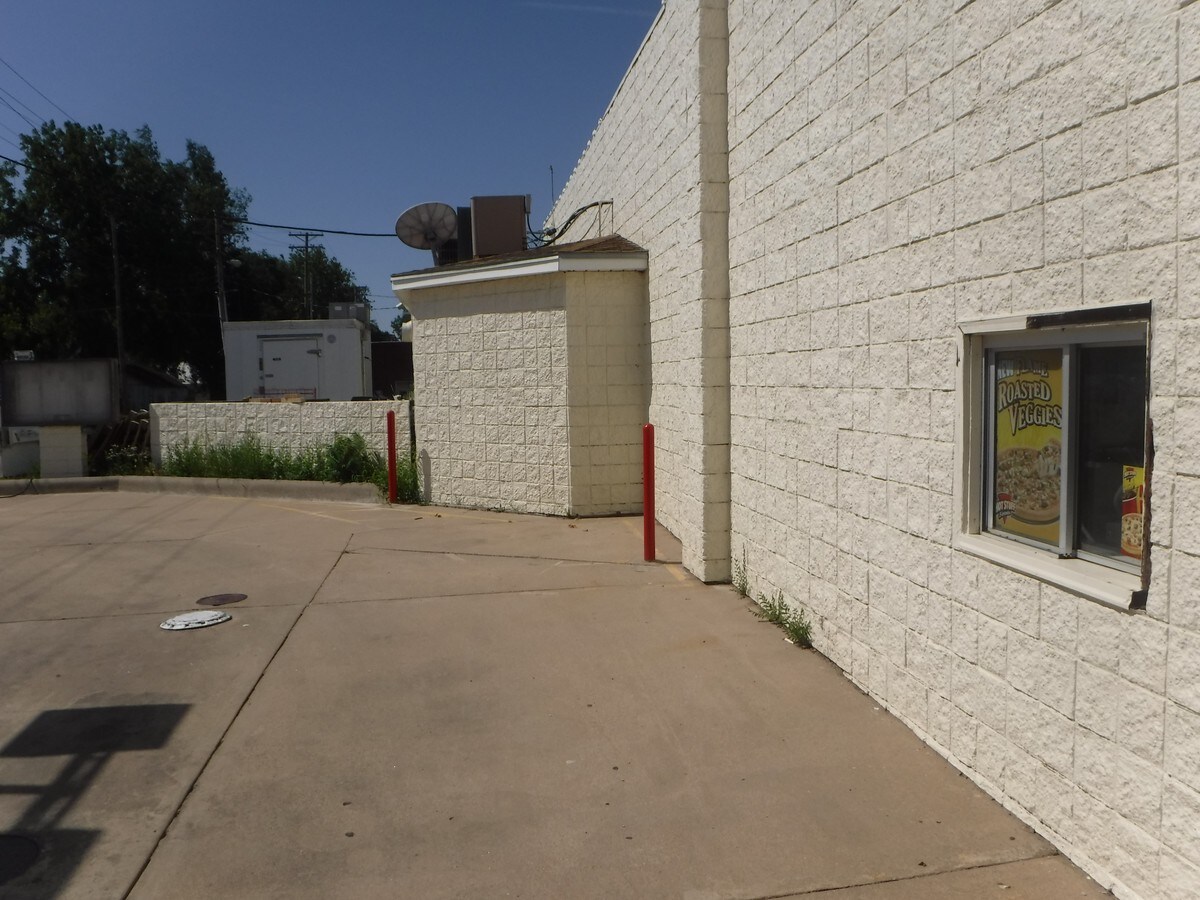 100 S Christian Ave, Moundridge, KS 67107