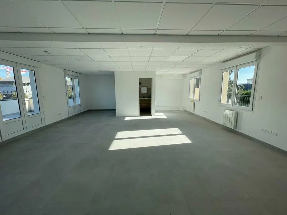 Office in Villiers-le-Bel for lease Interior Photo- Image 1 of 8