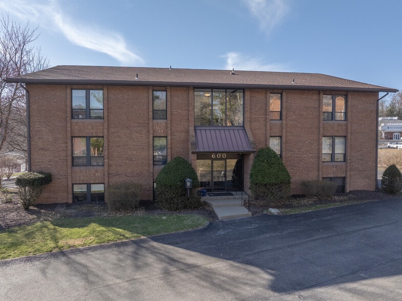 600 Commerce Dr, Coraopolis, PA for sale - Building Photo - Image 2 of 36