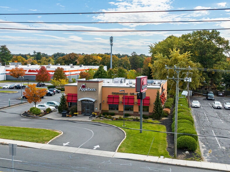 2.52ACRE Retail W/ 3 Corp Gnd Leases portfolio of 2 properties for sale on LoopNet.com - Building Photo - Image 3 of 5