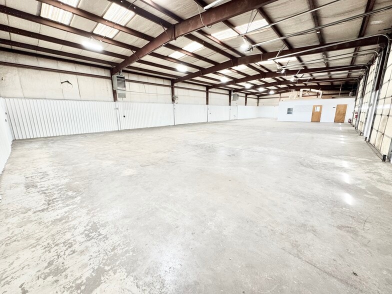 3920 NW 8th St, Oklahoma City, OK for lease - Building Photo - Image 3 of 10