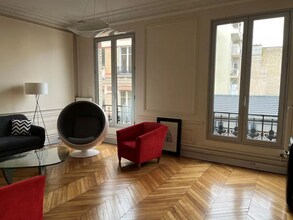 Office in Paris for lease Interior Photo- Image 2 of 14