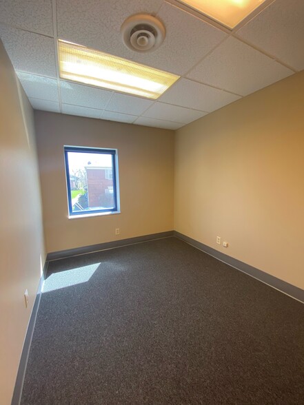 1890 Northwest Blvd, Columbus, OH for lease - Interior Photo - Image 3 of 12