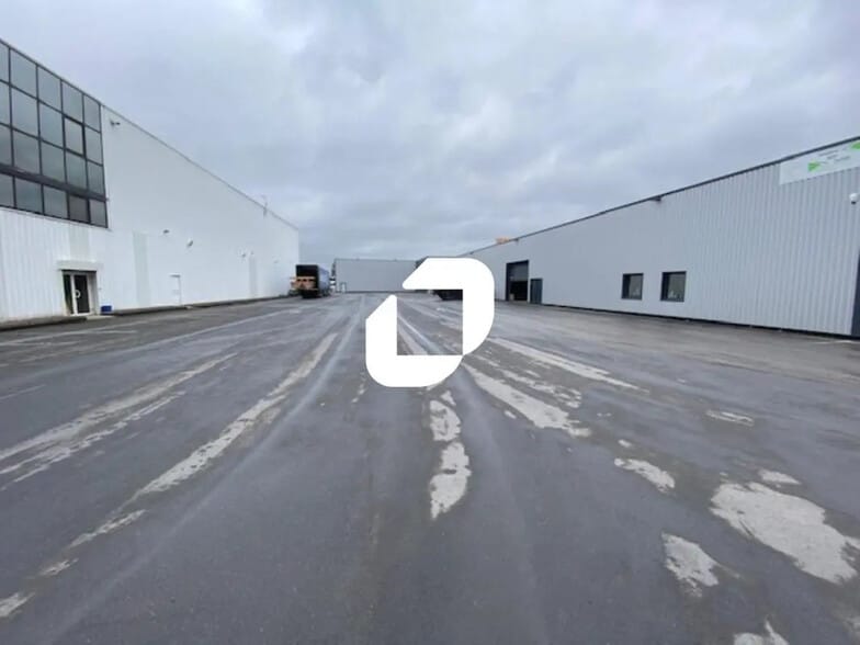 Office in Libercourt for lease - Building Photo - Image 2 of 15