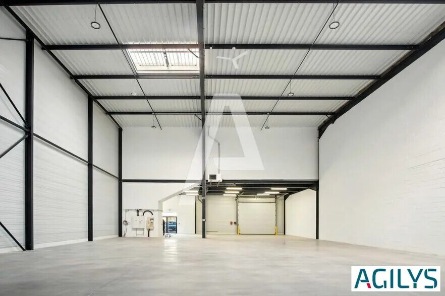 Flex in Chalifert for lease - Interior Photo - Image 2 of 5