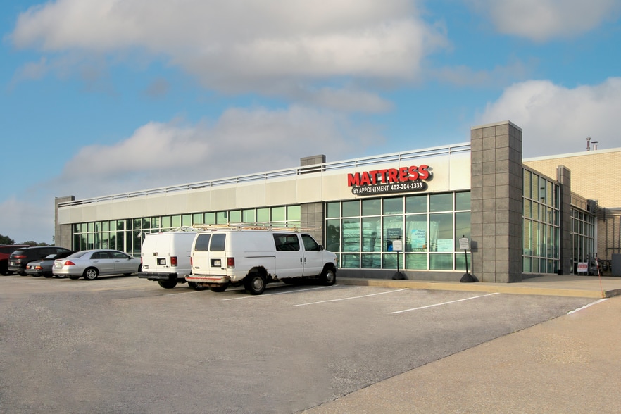 10200-10236 L St, Omaha, NE for lease - Building Photo - Image 3 of 4