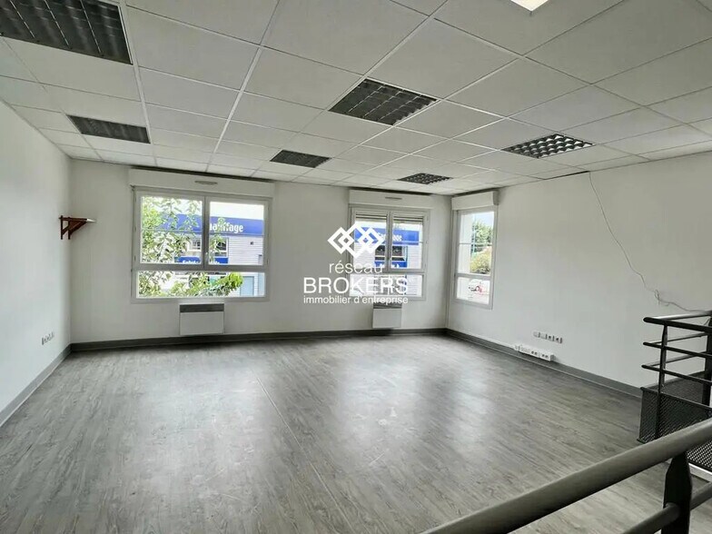 Office in Chambly for lease - Interior Photo - Image 2 of 2