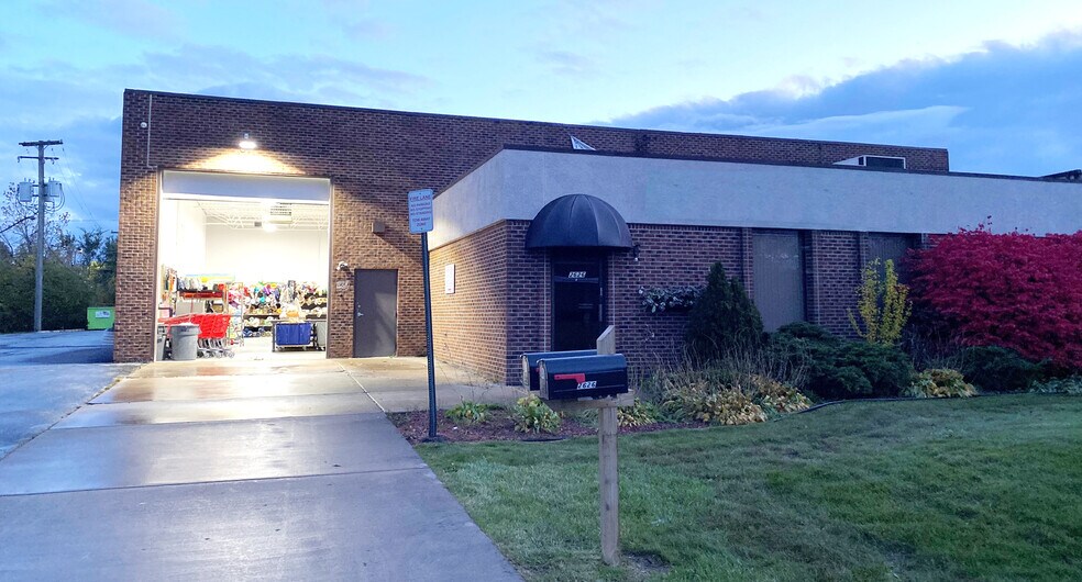 2626 Elliott Dr, Troy, MI 48083