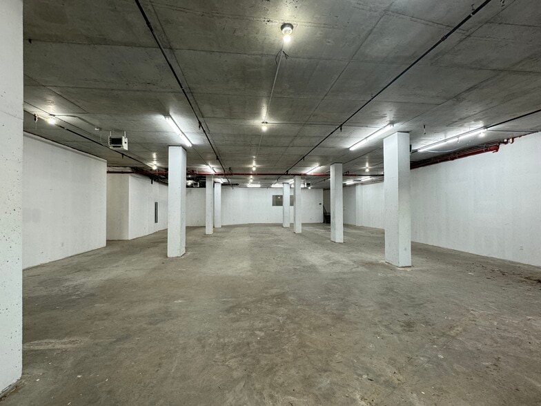 5130 Roosevelt Ave, Woodside, NY for lease - Interior Photo - Image 3 of 9