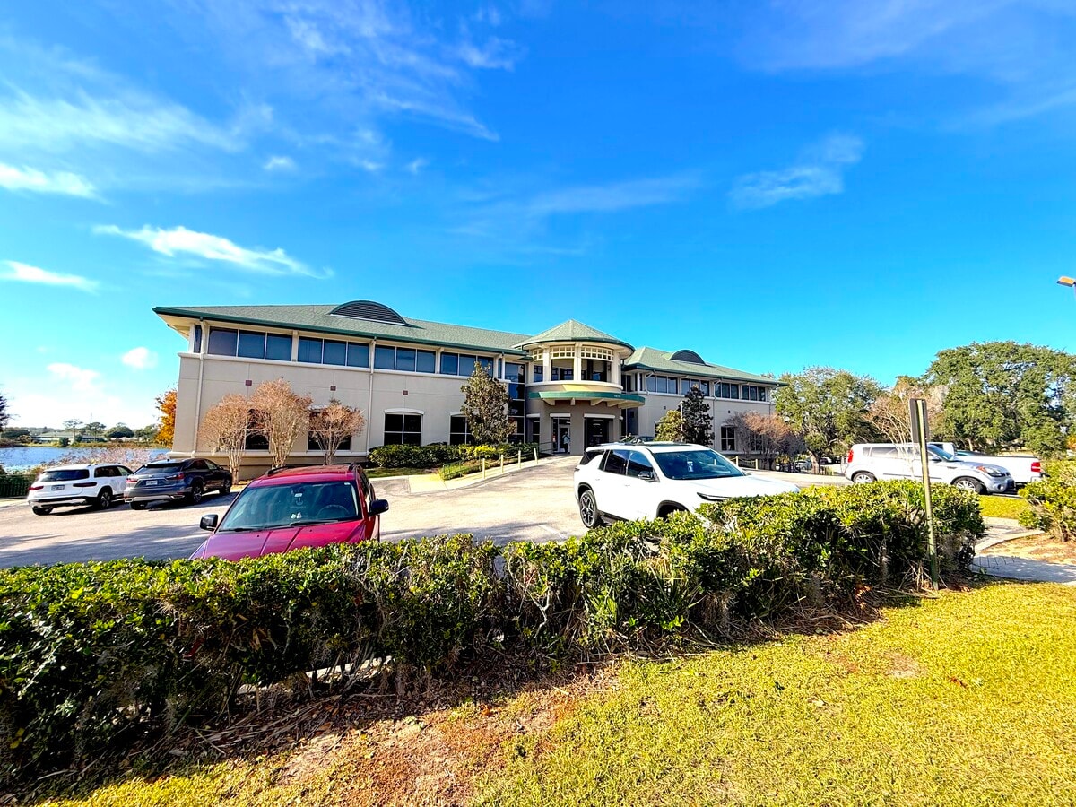 1879 Nightingale Ln, Tavares, FL 32778 - Unit B2 - - Interior Photo - Image 2 of 31