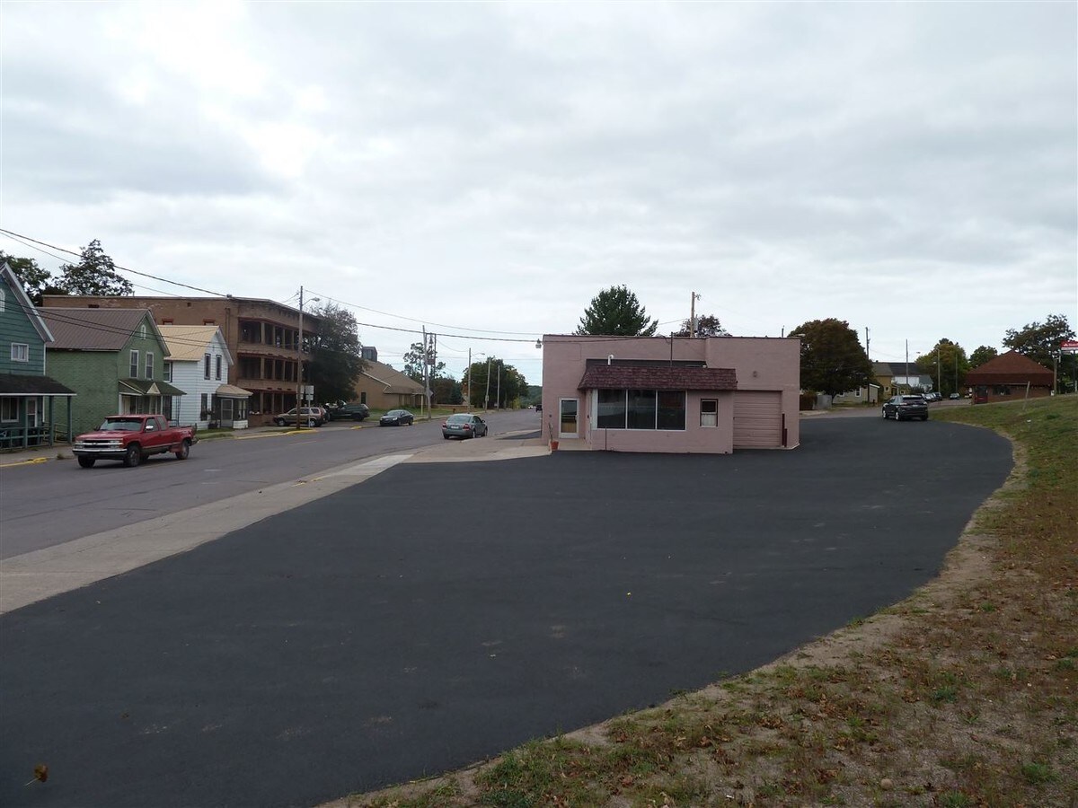 809 Quincy St, Hancock, MI 49930