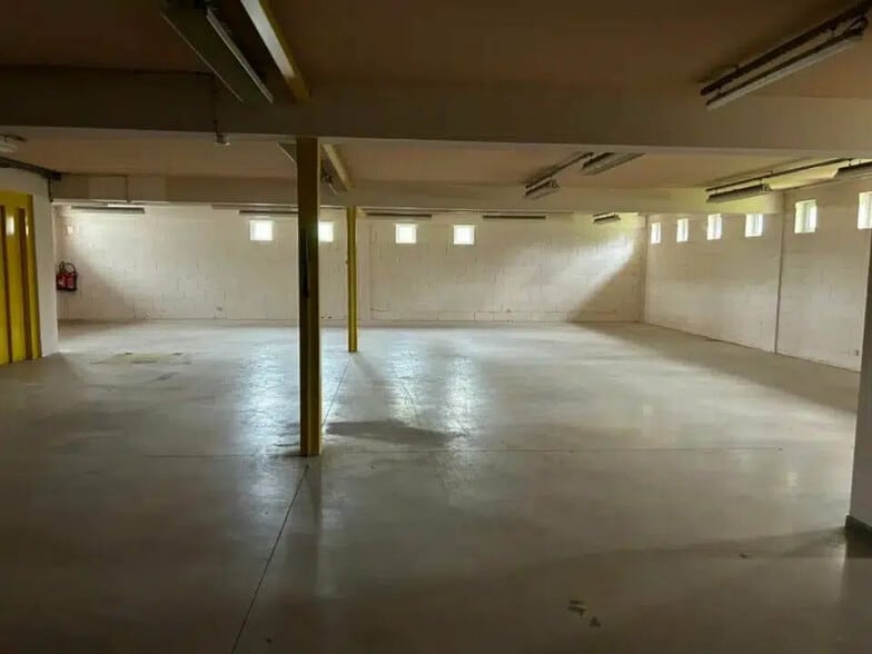 Flex in Troyes for lease - Interior Photo - Image 3 of 9