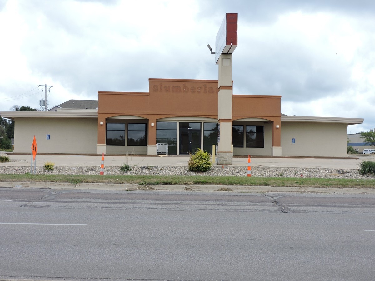 4020 University Ave, Waterloo, IA 50701