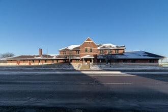 112-142 S Riverfront Dr, Mankato, MN for lease Building Photo- Image 1 of 35