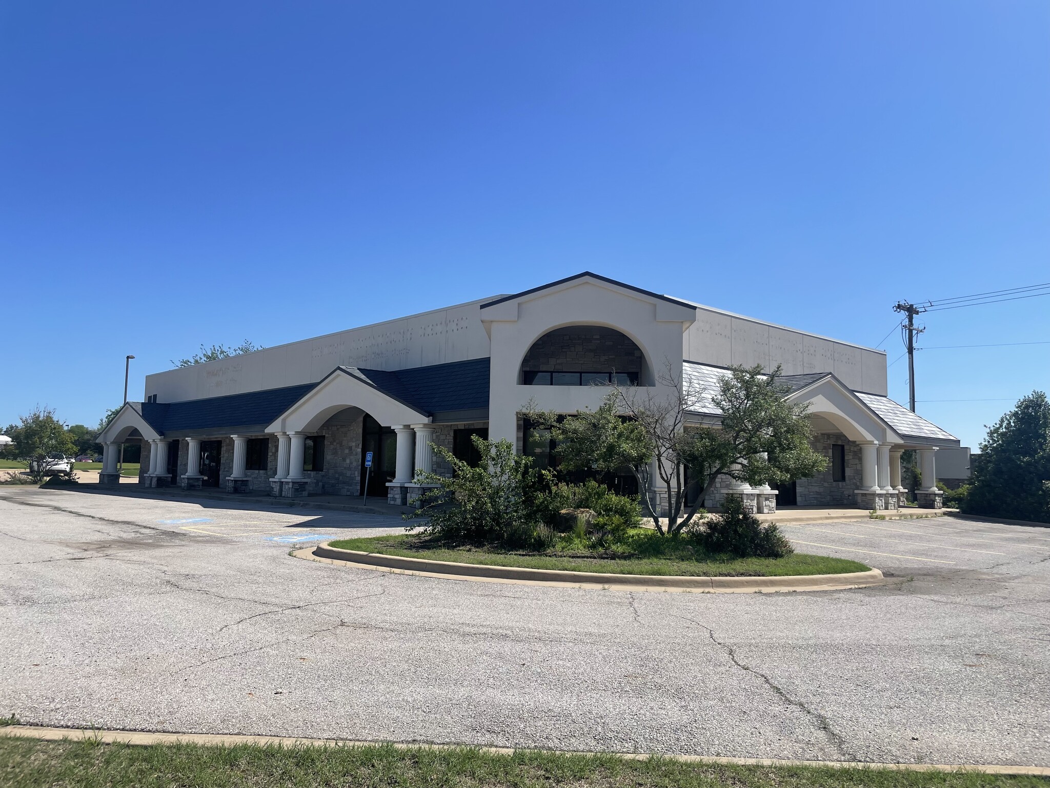 1202 Brookview Dr, Ardmore, OK for lease Building Photo- Image 1 of 17