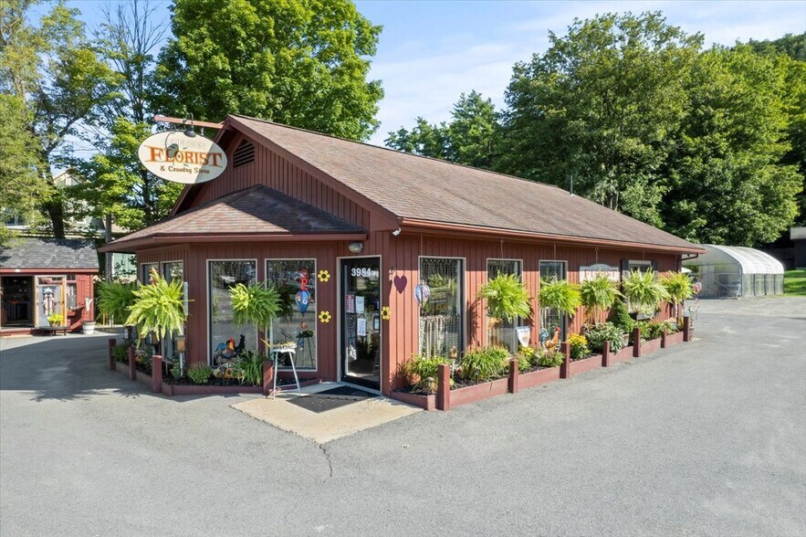3984 Main St, Warrensburg, NY for sale - Building Photo - Image 1 of 1