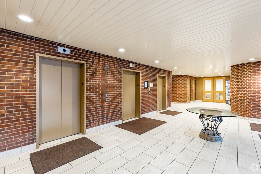 1000 Cliff Mine Rd, Pittsburgh, PA for lease - Lobby - Image 2 of 4