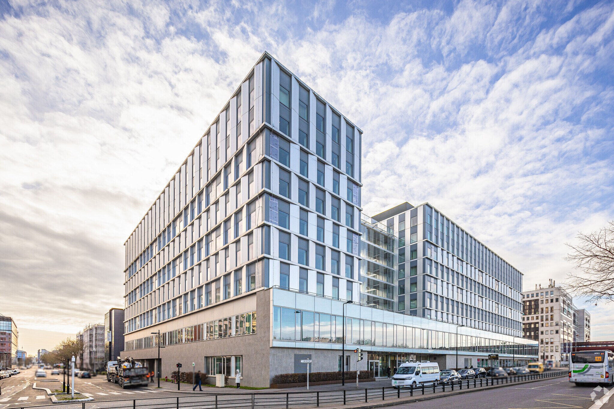 2 Rue George Stephenson, Montigny-le-Bretonneux for lease Primary Photo- Image 1 of 4