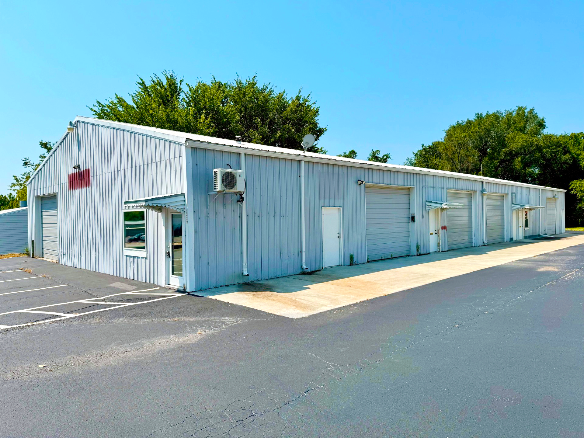 1335-1339 Harvestowne Industrial Dr, Saint Charles, MO for lease Building Photo- Image 1 of 5