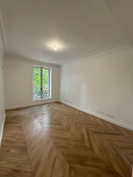 Office in Paris for lease - Interior Photo - Image 3 of 6