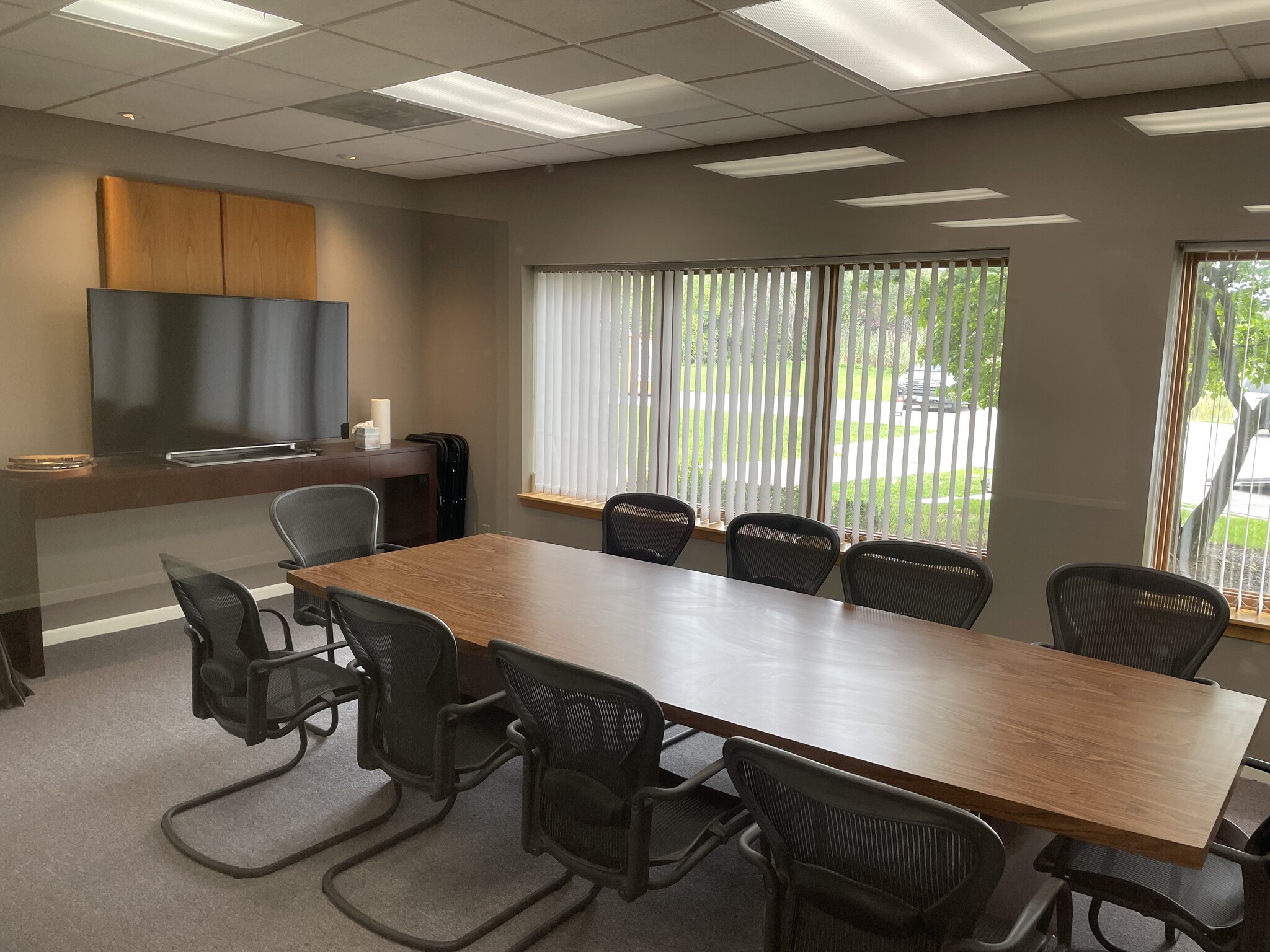 28085 N Ashley Cir, Libertyville, IL for lease Interior Photo- Image 1 of 23